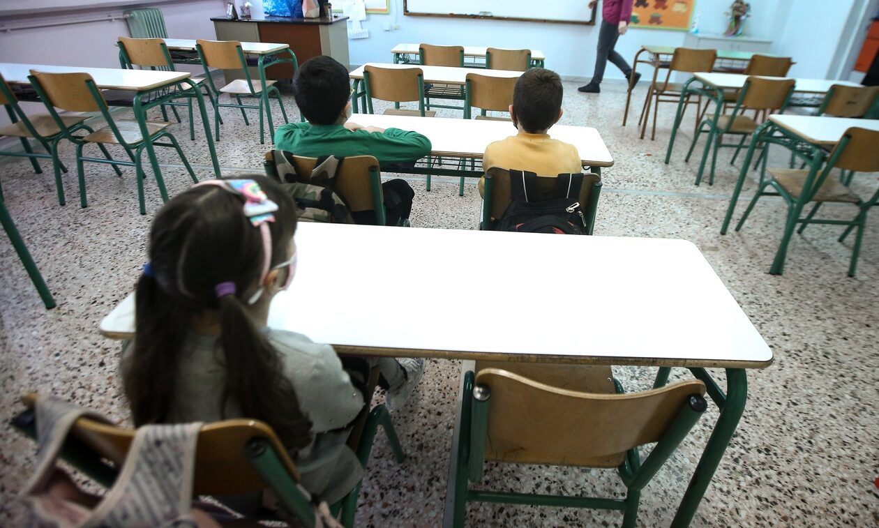 Ρεπορτάζ Newsbomb.gr: Σάλος με τη δασκάλα που πρόβαλε ερωτική ταινία μέσα στην τάξη