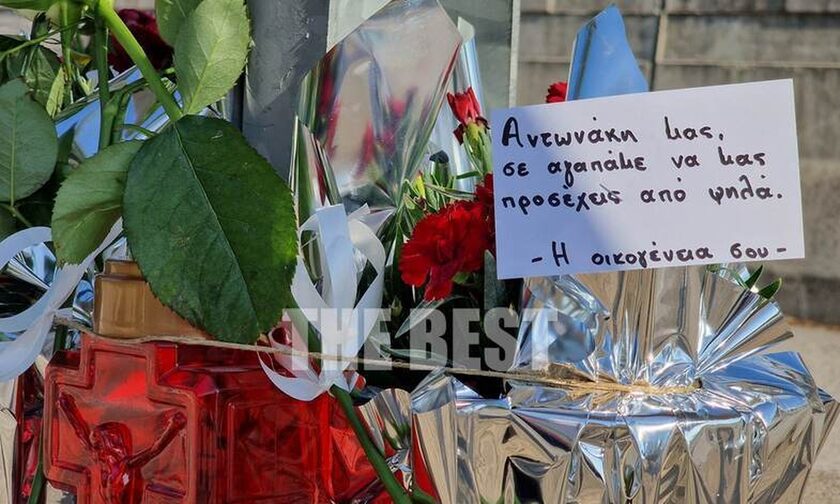 Θλίψη στην Πάτρα: Λουλούδια και ένα μήνυμα για τον 20χρονο που «έσβησε» στην άσφαλτο