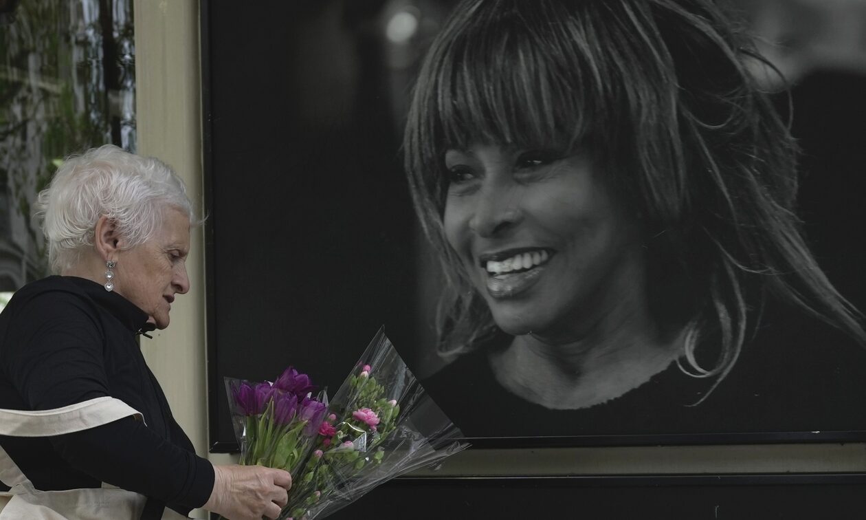 Τίνα Τέρνερ: Οι θαυμαστές της την αποχαιρετούν με λουλούδια έξω από το σπίτι της