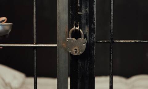 Στα άδυτα των φυλακών Αυλώνας: Καψόνια, ξυλοδαρμοί και «κανόνες»