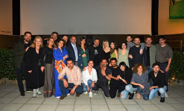 Οι ηθοποιοί και οι συντελεστές της σειράς με τον πρόεδρο της ΕΡΤ Κωνσταντίνο Ζούλα