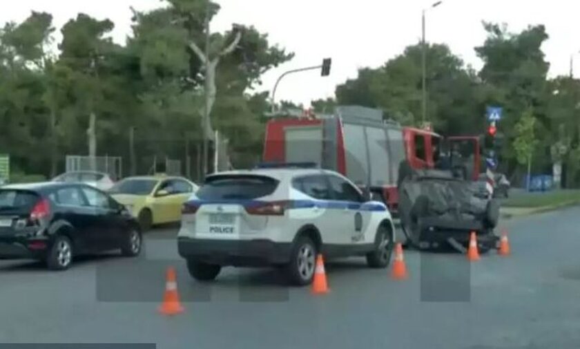Τροχαίο στη Μαραθώνος: Αυτοκίνητο χτύπησε σε ΚΑΦΑΟ και αναποδογύρισε στη μέση του δρόμου!