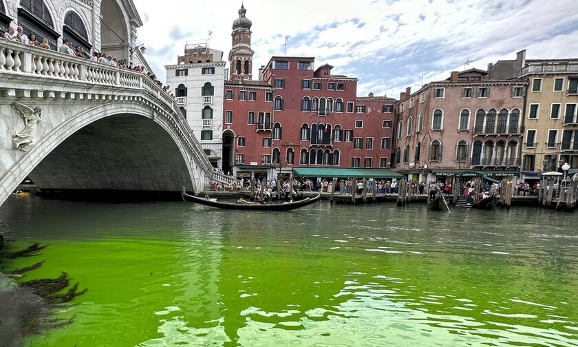 Tα νερά στη Βενετία έγιναν πράσινα