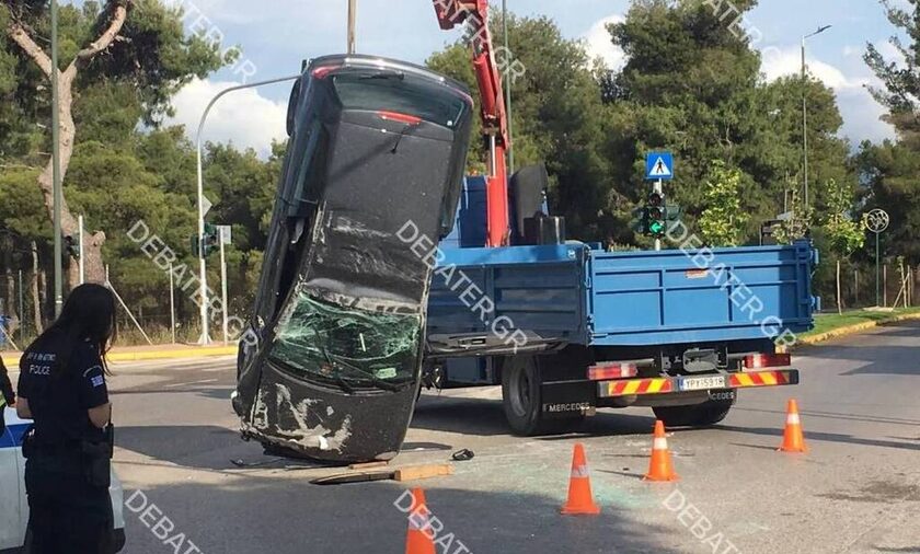 Τροχαίο στη Λεωφόρο Μαραθώνος - Αυτοκίνητο «ξήλωσε» σηματοδότη και ντελαπάρισε
