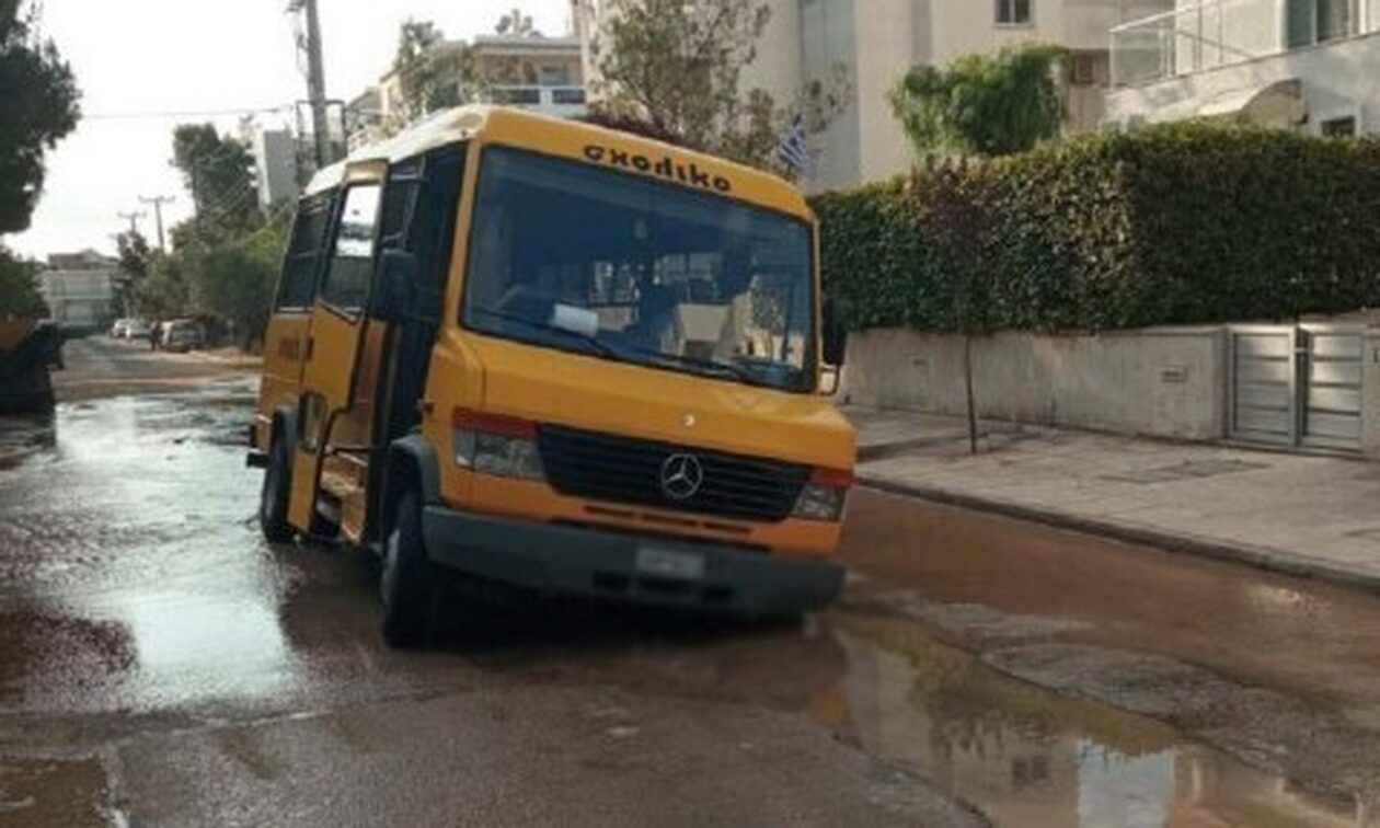 Πόρτο Ράφτη: Σχολικό λεωφορείο βούλιαζε μέσα στον δρόμο