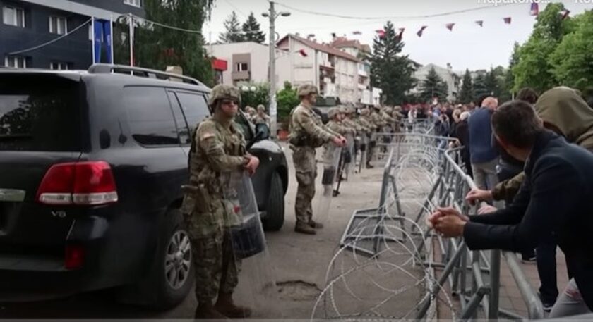 Κόσοβο: Στρατιώτες του ΝΑΤΟ αναπτύσσονται για τη φύλαξη κτιρίων έπειτα από τα επεισόδια