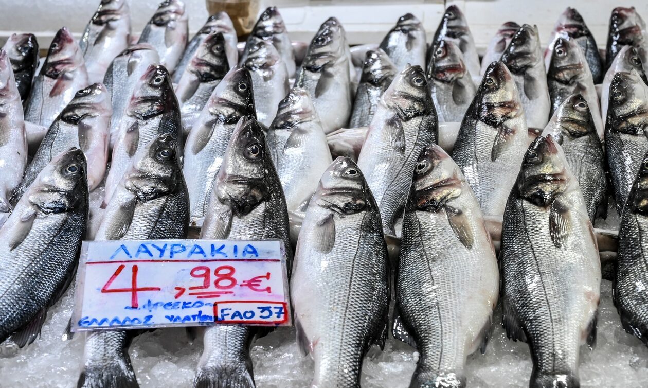 Κάρπαθος: Σάλος με την ταβέρνα που τηγανίζει ζωντανά ψάρια – Βαριές οι πιθανές ποινές