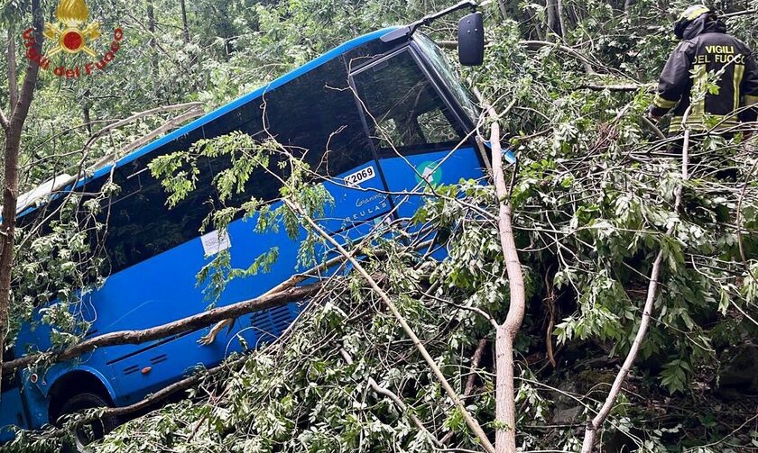 Ιταλία: Τροχαίο με σχολικό λεωφορείο - Εγκλωβίστηκε ο οδηγός