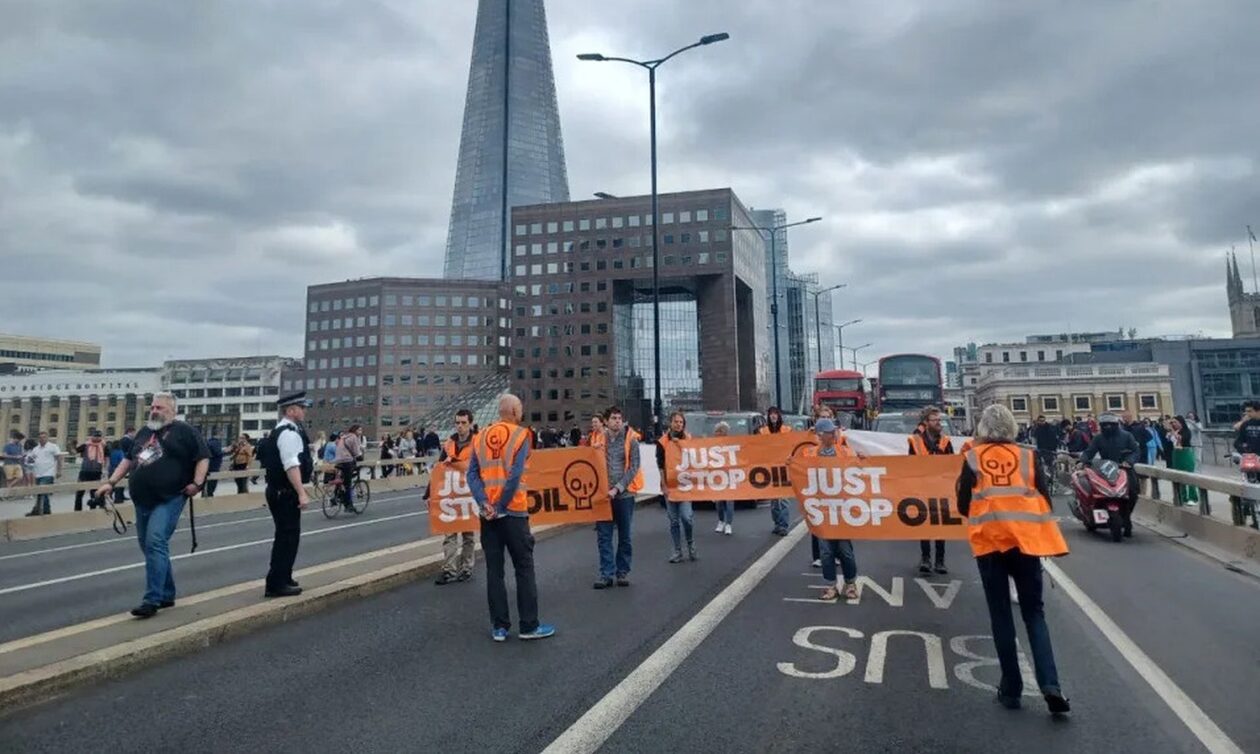 Λονδίνο: Ακτιβιστές διέκοψαν την κυκλοφορία σε 4 γέφυρες - Διαμαρτύρονται για τους υδρογονάνθρακες