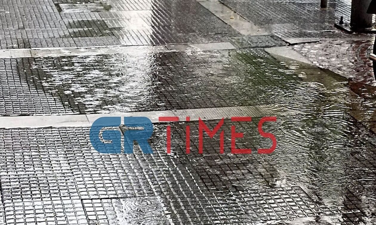 Θεσσαλονίκη: Ισχυρή καταιγίδα σάρωσε την πόλη - Χαλάζι στη Σίνδο, πλημμύρισε γνωστό εμπορικό