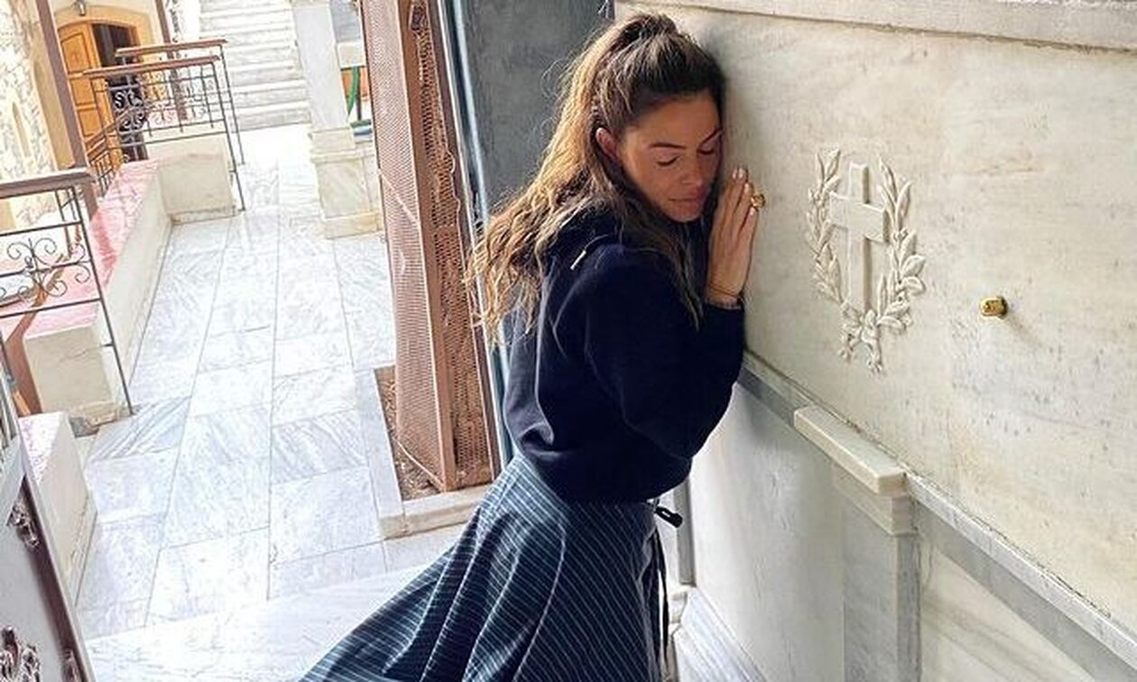 Μαρία Μενούνος: Προσευχήθηκε στον Άγιο Νεκτάριο στην Αίγινα - «Μόλις γονάτισα άκουσα χτυπήματα»