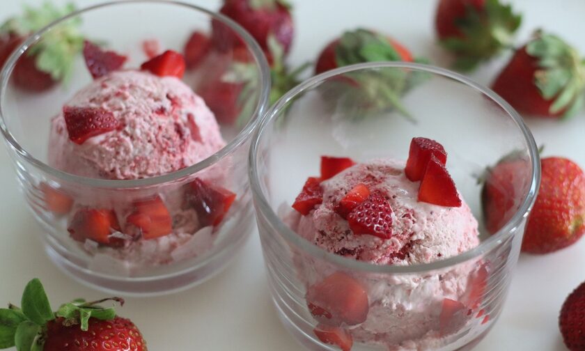 Σπιτικό παγωτό φράουλα με τρία υλικά