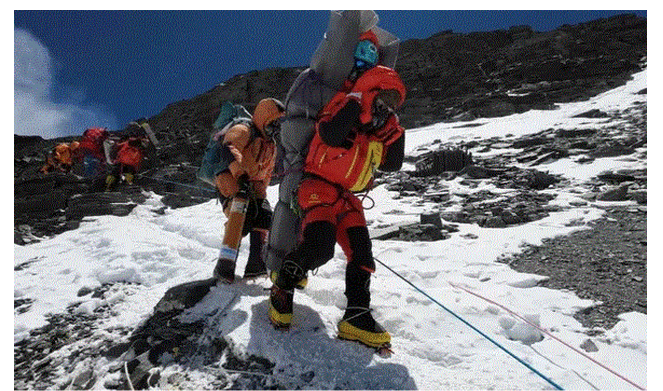 Έβερεστ: Σπάνια διάσωση ορειβάτη στη «ζώνη θανάτου» - To βίντεο που κόβει την ανάσα