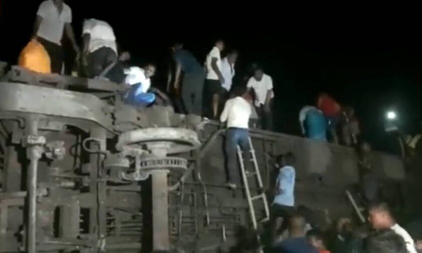 Σιδηροδρομική τραγωδία στην Ινδία: Δεκάδες νεκροί και τραυματίες