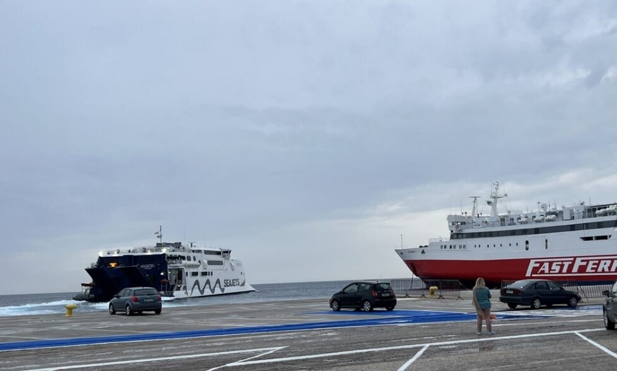Τήνος: Αναχώρησαν τα δύο πλοία μετά τη σύγκρουση στο λιμάνι