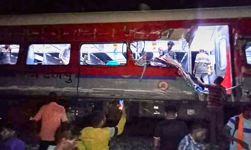 Ανείπωτη τραγωδία στην Ινδία: 280 νεκροί από το σιδηροδρομικό δυστύχημα