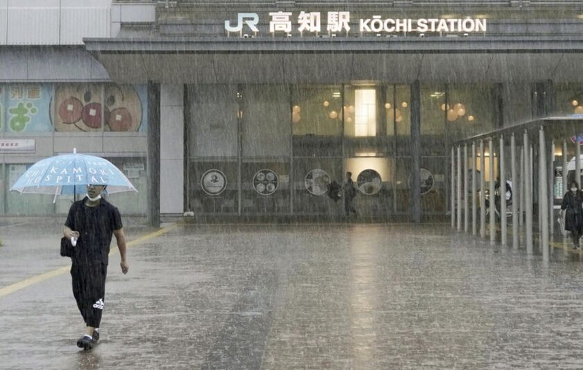 Ιαπωνία: Τουλάχιστον ένας νεκρός και δύο αγνοούμενοι από τις σφοδρές βροχοπτώσεις