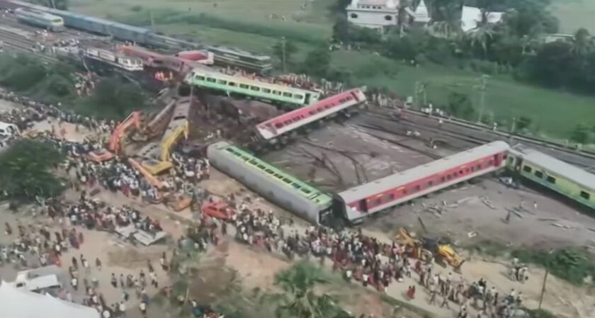 Συγκλονιστικές εναέριες εικόνες από το δυστύχημα με τα τρένα στην Ινδία