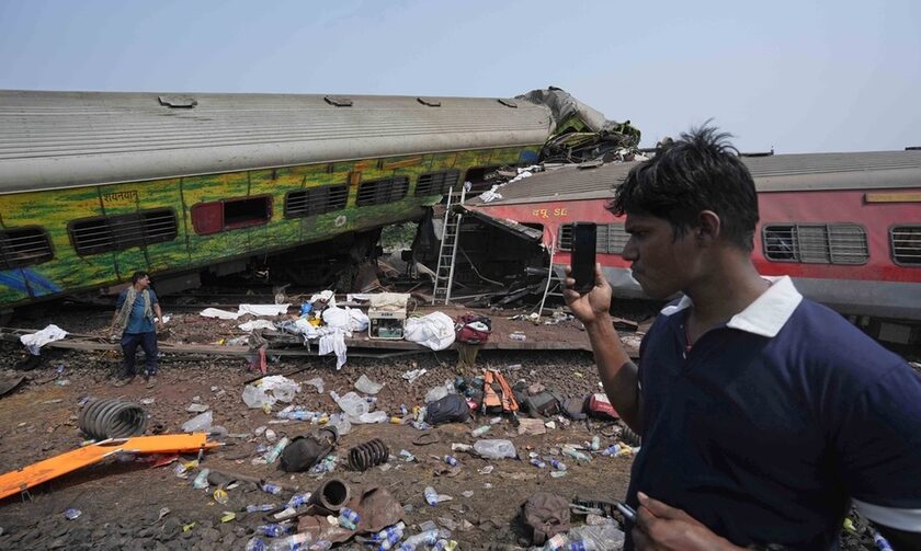 Ινδία: Σε δυσλειτουργία του συστήματος σηματοδότησης οφείλεται η σιδηροδρομική τραγωδία