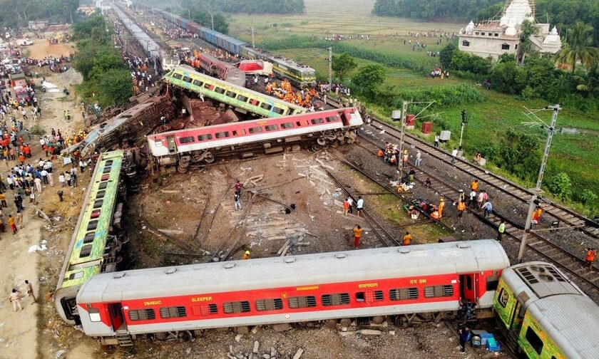 Ινδία: «Είδαμε πολλούς νεκρούς» - Συγκλονιστικές μαρτυρίες επιζώντων του σιδηροδρομικού δυστυχήματος