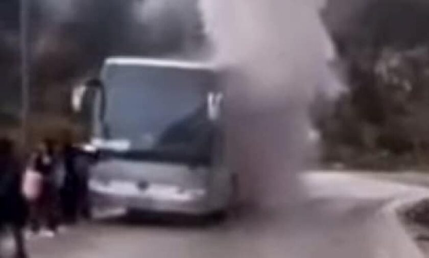 Εύβοια: Φωτιά σε τουριστικό λεωφορείο με εκδρομείς στη Χιλιαδού - Σοβαρές υλικές ζημιές