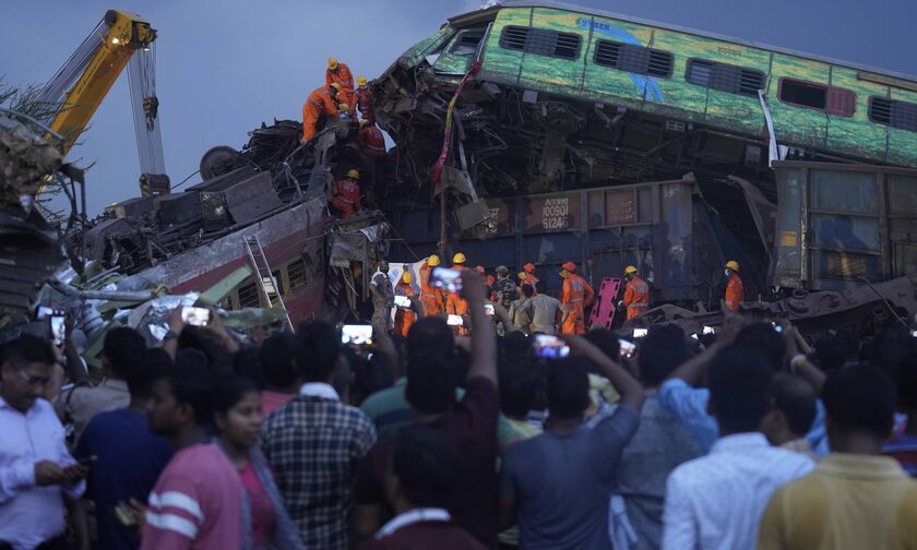 Ινδία: Συγκλονίζουν οι μαρτυρίες επιζώντων της σιδηροδρομικής τραγωδίας