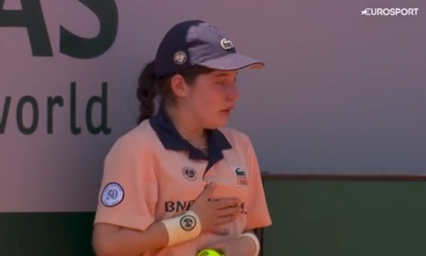 Χαμός στο Roland Garros: Χτύπησε κατά λάθος ένα ball kid η Κάτο κι αποβλήθηκε - Αποδοκίμασε το κοινό