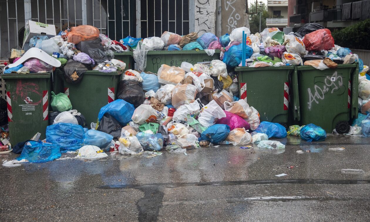 Τήνος: Ασυνείδητοι «πλημμύρισαν» με σκουπίδια τους δρόμους του νησιού