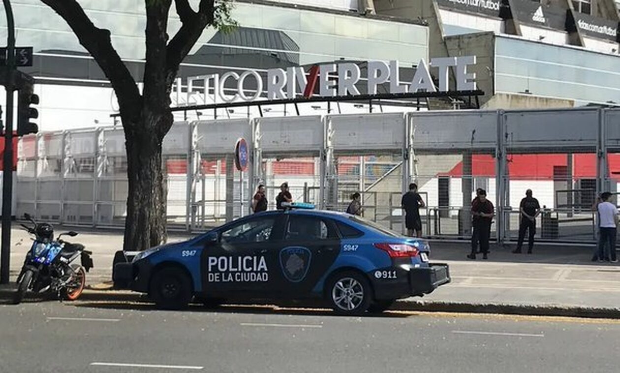 Αργεντινή: Οπαδοί της Ρίβερ Πλέιτ έκλεψαν όπλο από αστυνομικό και απείλησαν να τη σκοτώσουν
