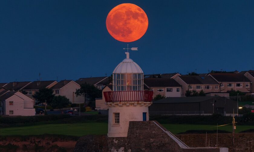 Αντίστροφη μέτρηση για το «Φεγγάρι της Φράουλας» – Εντυπωσιακές φωτογραφίες ανά τον κόσμο