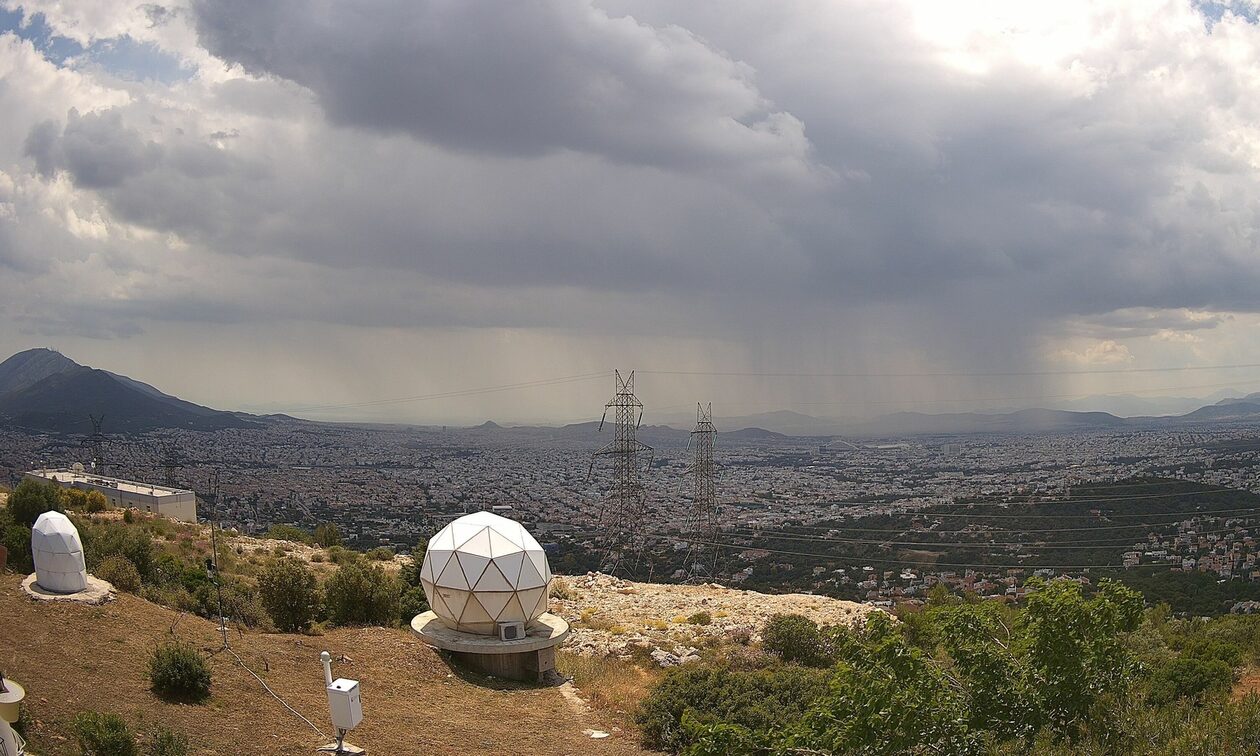 Παραδοχή Meteo για απρόβλεπτες μπόρες στην Αθήνα την Κυριακή - Πού έριξε 8 mm βροχής (χάρτες)