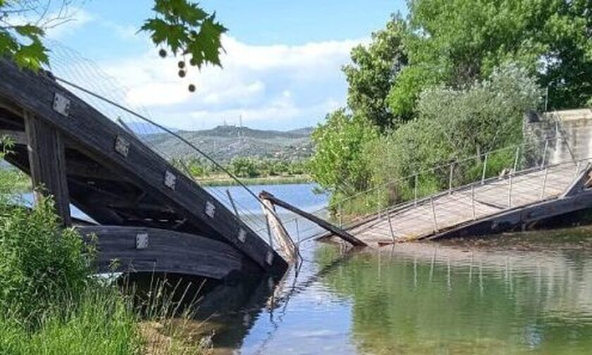 Bίντεο: Κατέρρευσε ξύλινη γέφυρα στο παραποτάμιο πάρκο Άρτας
