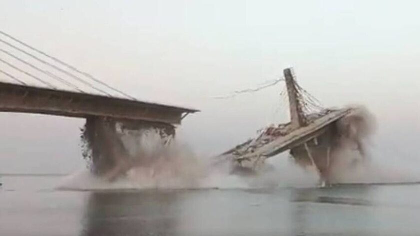 Ινδία: Συγκλονιστικές εικόνες από την κατάρρευση γέφυρας - Τμήμα της βούλιαξε στον Γάγγη