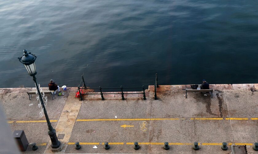 Θεσσαλονίκη: 60χρονος έκανε ποδήλατο στη Νέα Παραλία και έπεσε στη θάλασσα