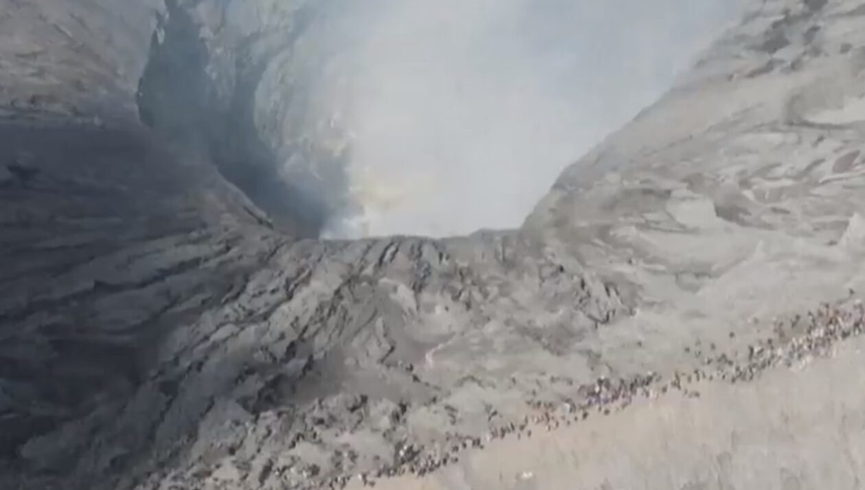 Χιλιάδες ινδουιστές προσφέρουν ως «θυσία» ζώα σε ενεργό ηφαίστειο της Ανατολικής Ιάβας (βίντεο)