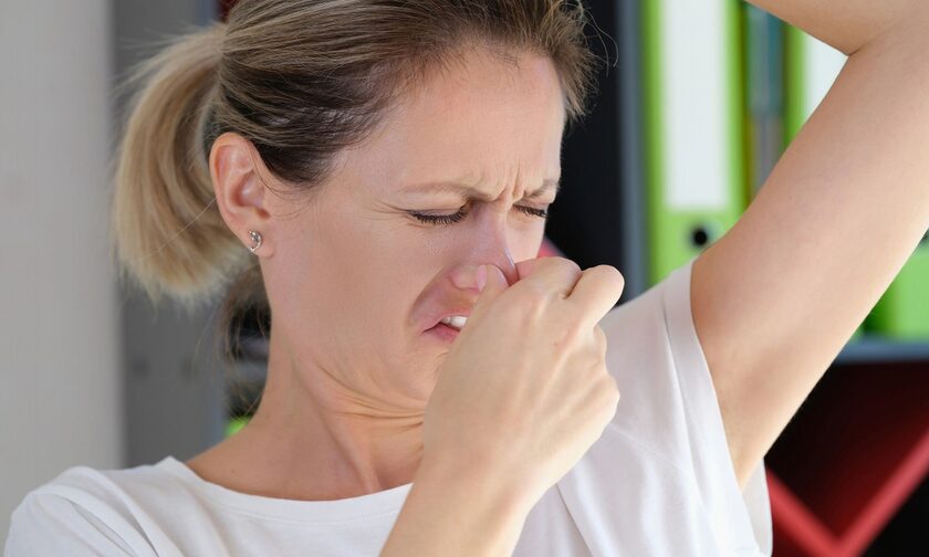 Μυρωδιές σώματος: Για ποια προβλήματα υγείας προειδοποιούν