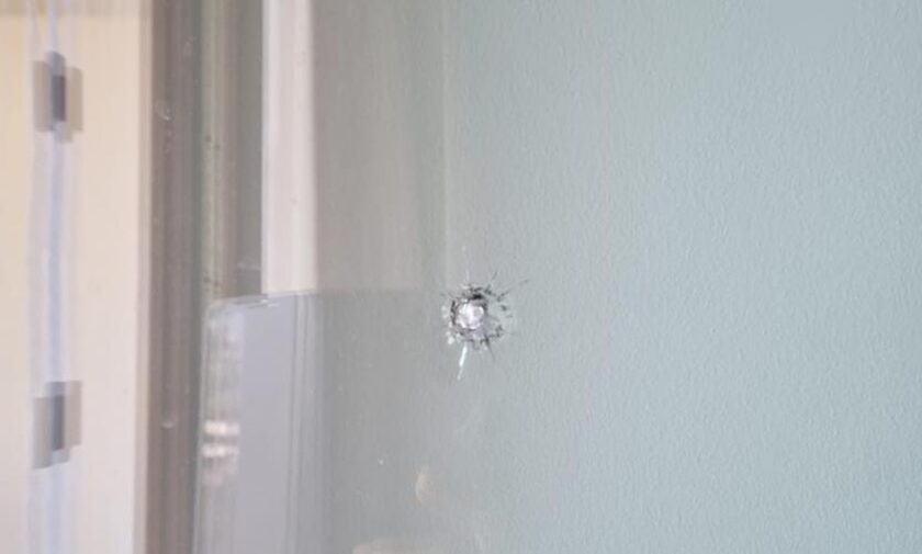 «Σιχάθηκα πια το Ρέθυμνο!» – Έξαλλη η μητέρα που είδε αδέσποτη σφαίρα στο παράθυρο της κόρης της