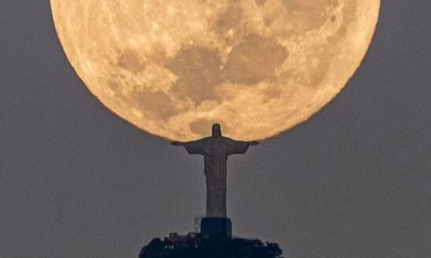 Βραζιλία: Το άγαλμα του Ιησού στο Ρίο «κρατά» το φεγγάρι στα χέρια του - Εντυπωσιακές εικόνες