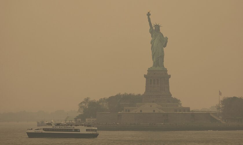 Πυκνός καπνός καλυπτει τη Νέα Υόρκη