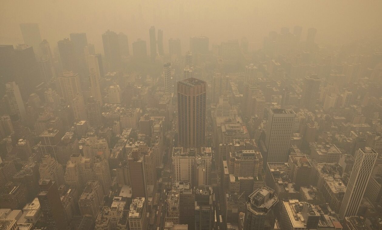 Nέα Υόρκη: Σε «πολιορκία» από τον καπνό - Ακυρώσεις πτήσεων και αγώνων- Μοιράστηκαν 1 εκατομ. μάσκες