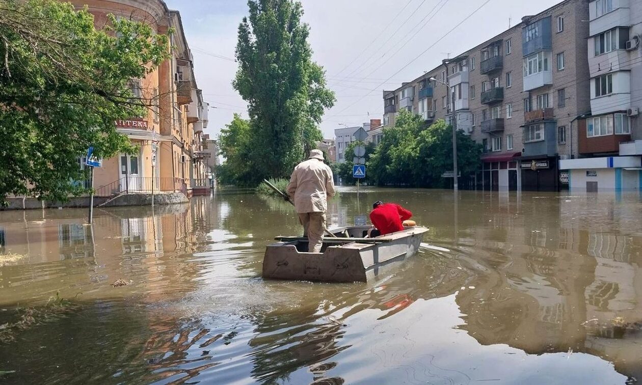 Ουκρανία: Με βάρκες απομακρύνονται οι εγκλωβισμένοι από στέγες πλημμυρισμένων σπιτιών