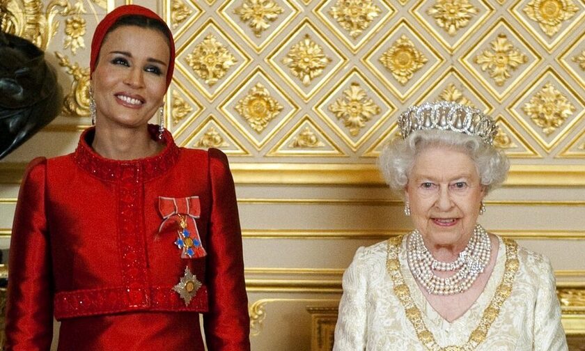 Η σεΐχα Μόζα του Κατάρ με την αείμνηστη βασίλισσα Ελισάβετ