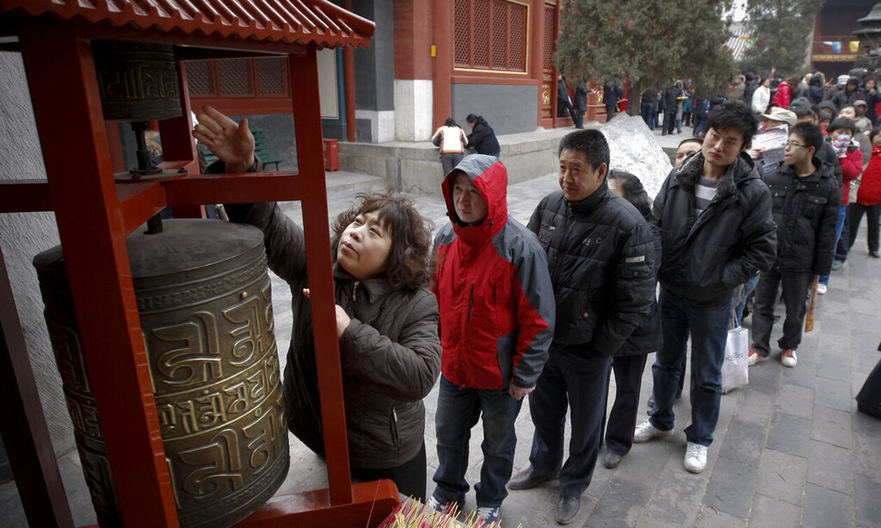 Κίνα: Εκατομμύρια νέοι πλημμυρίζουν τους ναούς και προσεύχονται για... την οικονομία - Η viral φράση