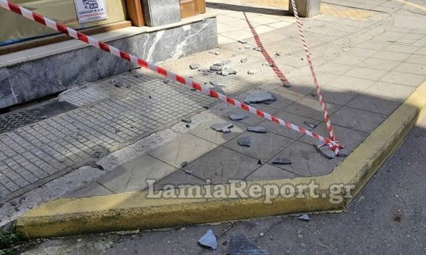 Λαμία: Μάρμαρα από πολυκατοικία ξεκόλλησαν και έπεσαν στο κέντρο της πόλης