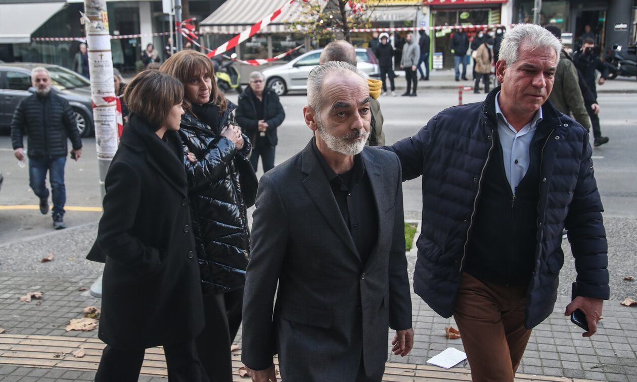Άλκης Καμπανός - Ξέσπασε η μητέρα του στη δίκη: «Ευτυχώς υπάρχουν φωτισμένοι εισαγγελείς»