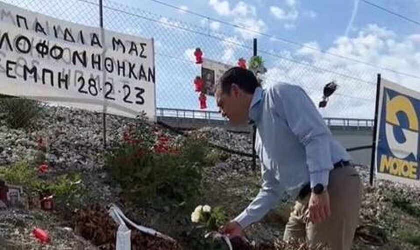 Εκλογές 2023- Ο Αλέξης Τσίπρας άφησε λουλούδια στο σημείο της τραγωδίας των Τεμπών
