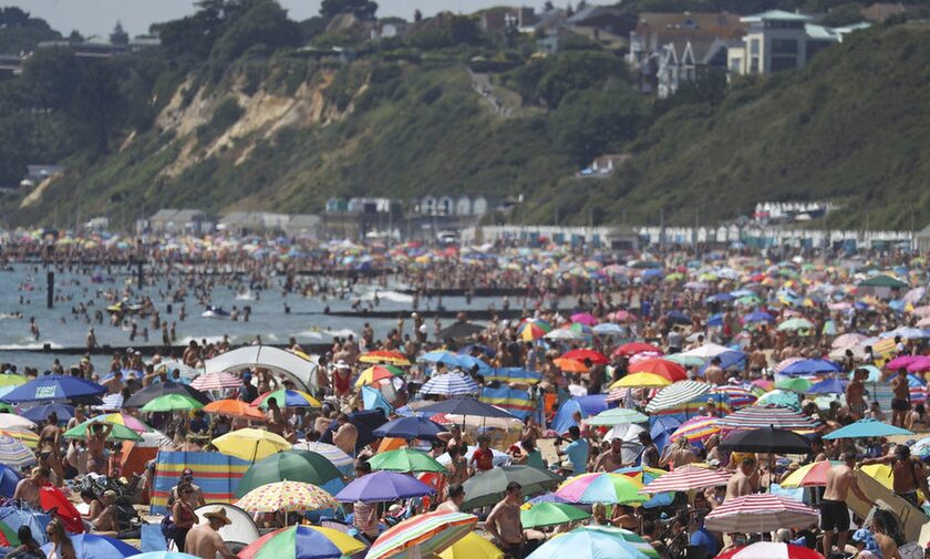 Κλιματική αλλαγή: «Βράζει» η Βρετανία - Πλημμύρισαν οι παραλίες την πιο ζεστή μέρα του χρόνου