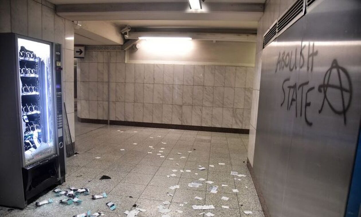 Σύνταγμα: Βανδαλισμοί στον σταθμό του μετρό – Έσπασαν ΑΤΜ