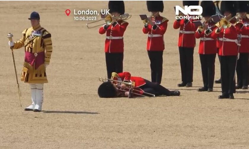 Βρετανία: Λιποθύμησαν από τη ζέστη τρεις άντρες της βασιλικής φρουράς - Βίντεο
