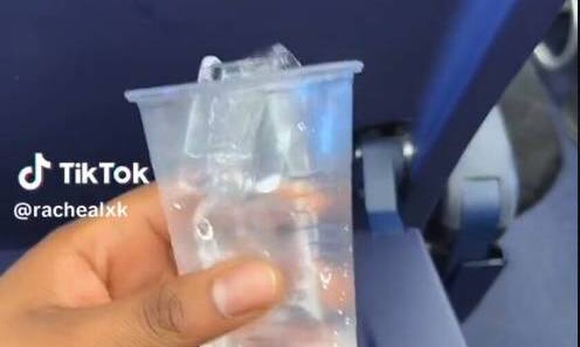 Επιβάτιδα αεροπλάνου περίμενε να λιώσουν τα παγάκια γιατί δεν ήθελε να πληρώσει το νερό - Βίντεο
